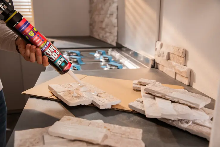 6316011-Article-application-shot-en-256-Bison-425g-EN-ES-FR-PolyMaxHighTackexpress_714